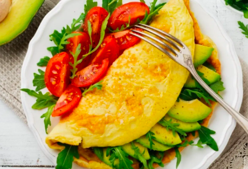 ¡Experimenta la frescura y la exquisitez en cada bocado con nuestro Omelette de Aguacate en Maple Breakfast House!