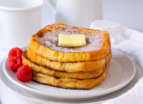 ¡Deléitate con la dulzura reconfortante de nuestras Tostadas Francesas con Canela en Maple Breakfast House!